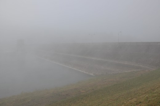 Pozlovská přehrada v mlze