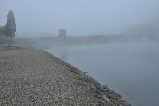 Pozlovská přehrada v mlze
