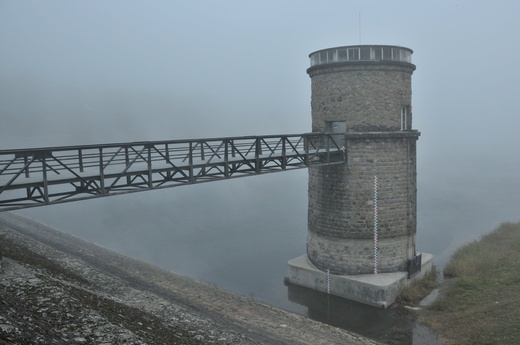 Pozlovská přehrada v mlze