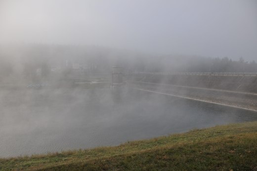 Pozlovská přehrada v mlze